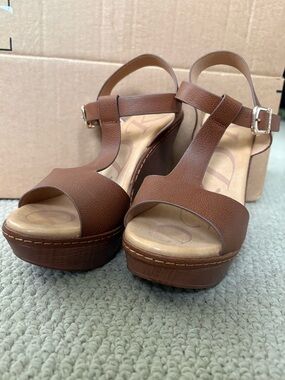 DbDK Women’s Brown T-Strap Platform Sandal. Size 7